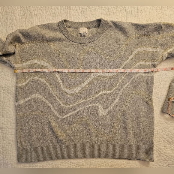 Silver and Metallic Gold Patterned Sweater (M) - Picture 8 of 10